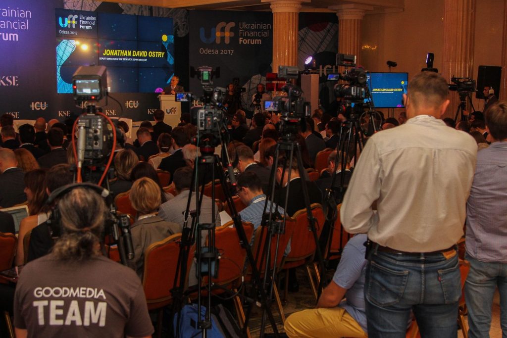 фінансовий форум, за кадром, аудіторія