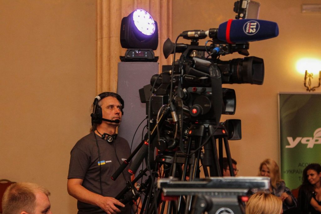 український фінансовий форум, за кадром