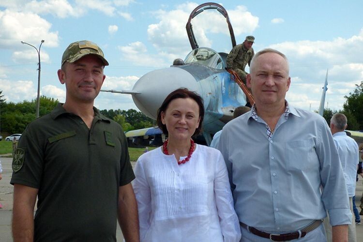 майбутнє у вишиванках, люди, країна